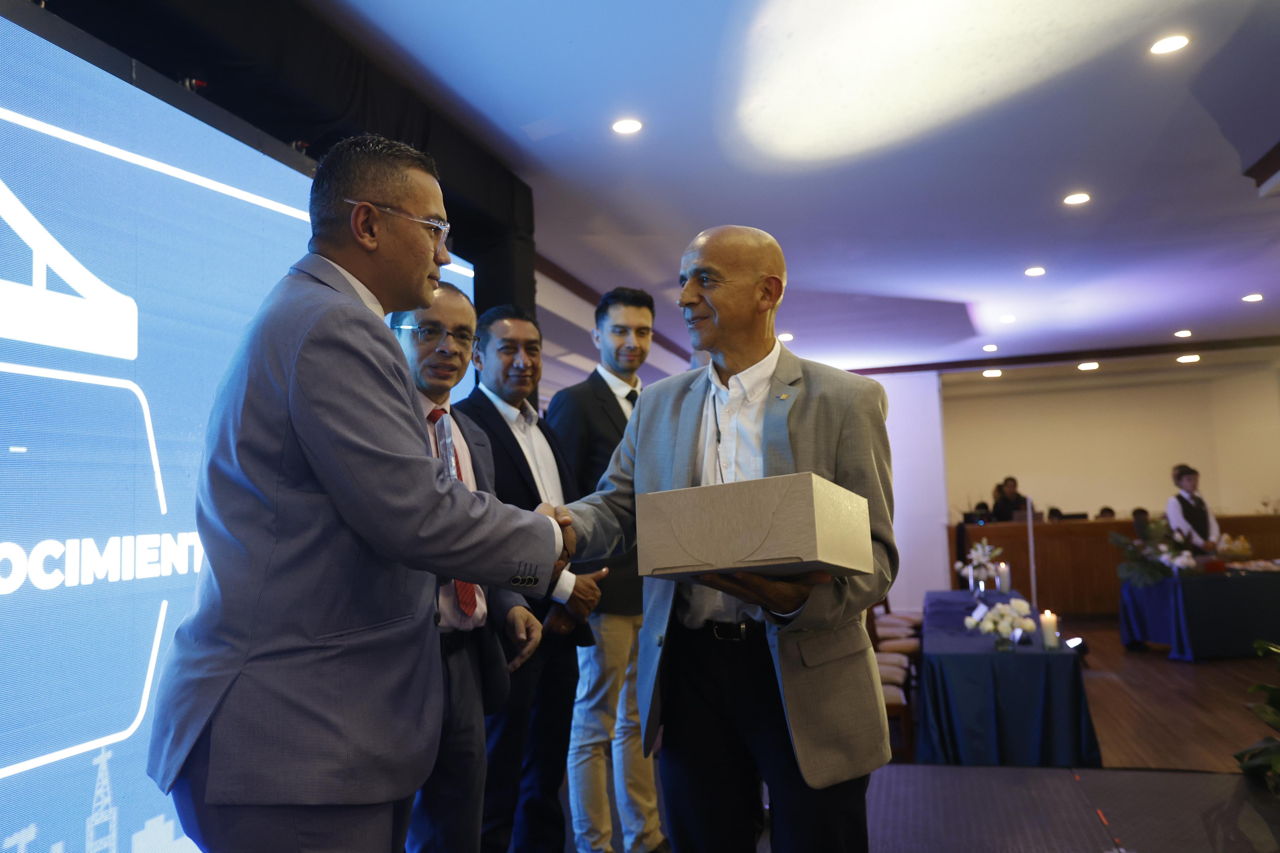 Rector de la UManizales recibe reconocimiento de la Secretaría de Hacienda de Manizales