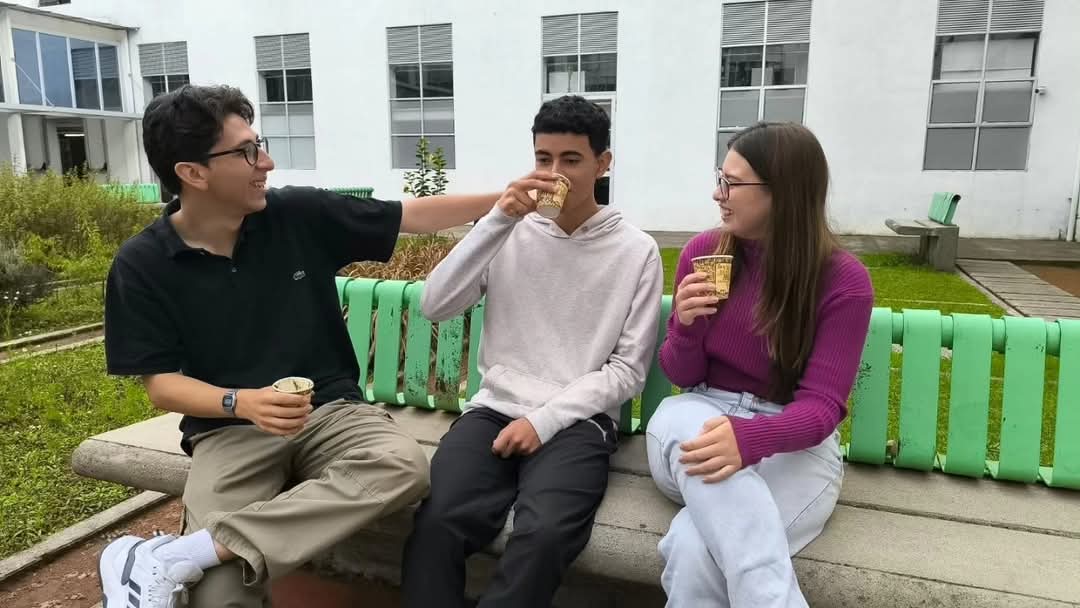 Estudiantes compartiendo