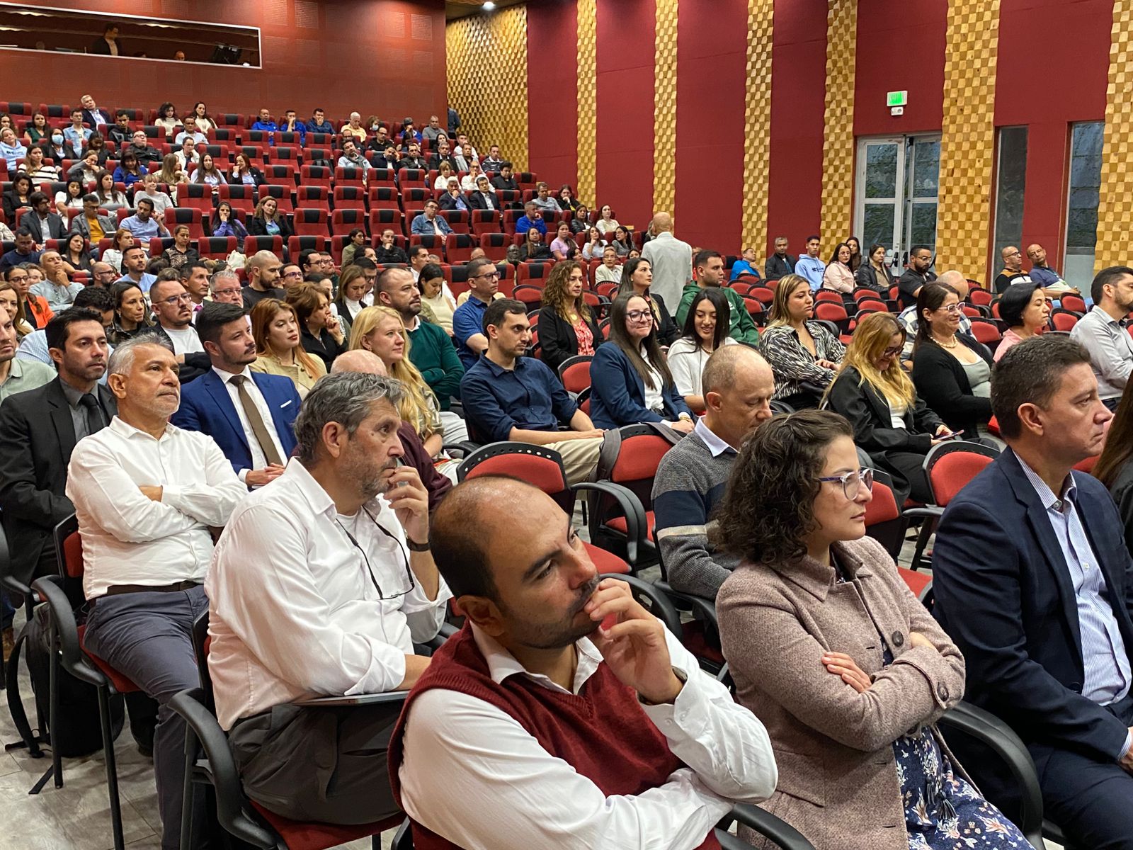 Colaboradores en reunión